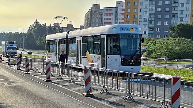 Projekt tramvajov trati na plzesk sdlit Vinice propaguje neobvykle Sprva veejnho statku msta Plzn usazenm tramvaje do mst, kde by jednou mla kolejov doprava slouit. (14. 9. 2021)