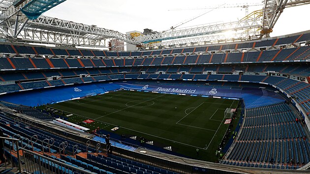 Pohled na stadion Santiago Bernabeu, domov Realu Madrid, na kterm stle jet probh nkladn rekonstrukce. U se tam nicmn po 560 dnech hrlo ligov utkn mezi domcmi a Celtou Vigo.