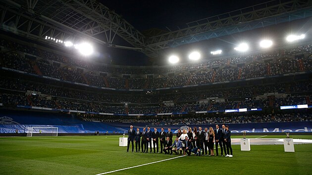 Zstupci Realu Madrid a jejich rodiny vzdvaj hold bvalmu prezidentovi Lorenzu Sanzovi ped vkopem zpasu se Celtou Vigo na Santiago Bernabeu.