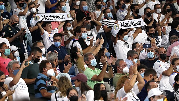 Fandov Realu Madrid na Santiago Bernabeu. Po 560 dnech se v domov panlskho klubu znovu hrl fotbal.