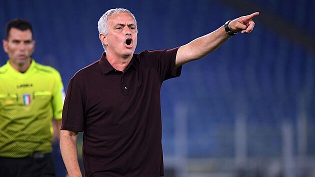 Jos Mourinho, trenr fotbalist AS m, bhem utkn se Sassuolem.