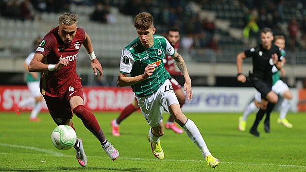 Dominik Pletil z Jablonce upaluje za balonem ped Cristianem Maneou, fotbalistou Klue.