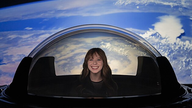 Hayley Arceneux v kupoli Crew Dragonu Resilience ped mis Inspiration4.