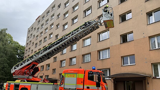 Ve Frdku-Mstku hoelo v bytovm dom. Hasii k evakuaci lid pouili vkovou techniku i dchac masky (16. 9. 2021)