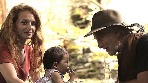 Lucie teflov, jej dcera Emma a Tom Hank ve filmu Cesta dom (2021)