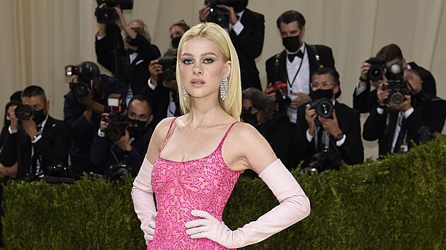Nicola Peltzov� na Met Gala (New York, 13. z��� 2021)