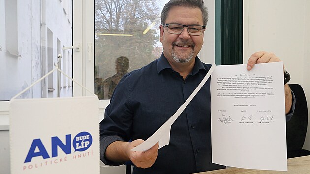 Jan Schiller za ANO dr v ruce podepsan memorandum o spoluprci mezi politickmi hnutmi ANO, ODS, a Spojenci pro kraj. (7. 10. 2020)