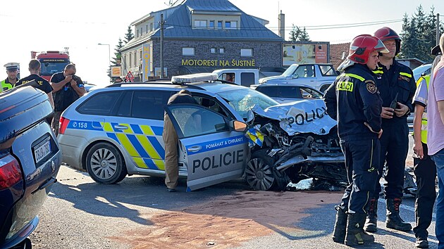 Na kiovatce v obci Krup se stetlo osobn auto s vozem policist. Ti pod majky spchali provit nahlenou udlost (14. 9. 2021)