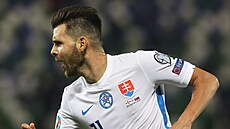 Slovenský reprezentant Michal uri oslavuje gól.