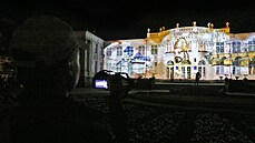 Projekce na karlovarské Alžbětiny lázně při světelné show.