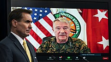 Generál Frank McKenzie, promlouvá na virtuální konferenci držené v Pentagonu....