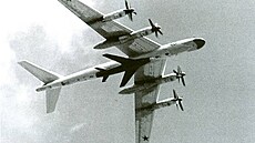 Tu-95K s podvenou ervenou Ch-20 v Tuinu. Dobe je vidt aerodynamický lryt,...