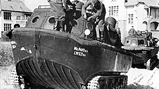 LWS z první výrobní �série�. �lenové osádky upev�ují plechové kryty na p�ední...