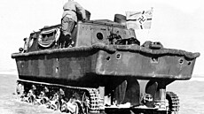 Na zadním pohledu jsou vid�t tunely obou �roub�, kormidla a ta�né za�ízení.