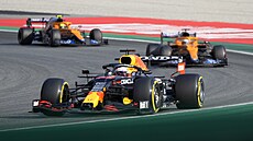 Max Verstappen ped obma vozy McLaren bhem kvalifikaního sprintu ped Velkou...