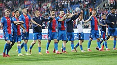 Plzeňští fotbalisté oslavují vítězství nad Spartou.