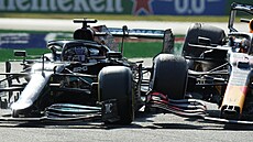 Sráka mezi Lewisem Hamiltonem (vlevo) a Maxem Verstappenem ve Velké cen Itálie