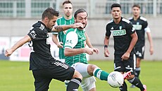 Jablonecký úto�ník Martin Dole�al sklepává mí� v utkání proti Karviné.