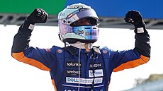 Daniel Ricciardo se raduje z vítězství ve Velké ceně Itálie.