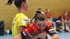 Zlínská házenká�ka Monika K�í�ková (vlevo) brání Katku Dresslerovou z Kyn�vartu.