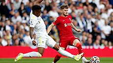 Harvey Elliott z Liverpoolu (vpravo) odehrává mí ped Juniorem Firpem z Leedsu.