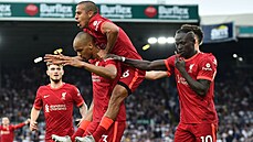 Fotbalisté Liverpoolu oslavují gól, který vstřelil Fabinho (s čislem 3).