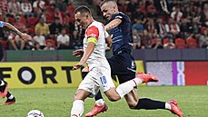 Slávistický obránce Jan Bořil přihrává na gól okolo Stanislava Hofmanna ze...