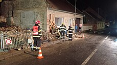 Hasi�i zaji��ovali statiku okolního domu dlouho do noci.