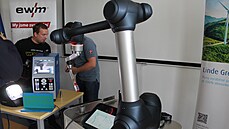 Nový robot zaal pomáhat pi výuce sváení na Stední kole emesel v umperku