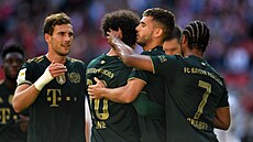 Hrái Bayernu spolen oslavují branku Leroye Saného (s afrem) v utkání...