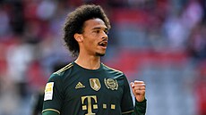 Leroy Sané z Bayernu oslavuje první gól bundesligového utkání proti Bochumi.