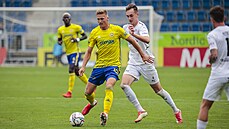 Zlínského obránce Václava Procházku presuje úto�ník Filip Vecheta ze Slovácka.