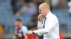 Zadumaný kou� Burnley Sean Dyche odchází ze h�i�t� p�i polo�asové p�estávce.