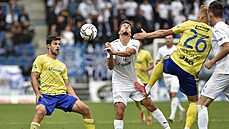 Utkání 8. kola první fotbalové ligy: 1. FC Slovácko - Fastav Zlín. Zleva Luká...