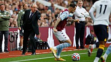 Trenér Evertonu Rafael Benítez (vlevo) se rozhodl ovládat své sv��ence s pomocí...