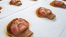 Němečtí cukráři vyrábějí marcipánové sušenky znázorňující německou kancléřku...