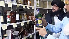 Tálibánci nali sklad plný alkoholu, nechybla ani eská Becherovka. (14. záí...