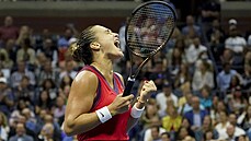 Bloruska Aryna Sabalenková se hecuje v semifinále US Open.