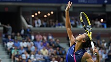 Kanaanka Leylah Fernandezová podává v semifinále US Open.