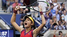 Britka Emma Raducanuová se hecuje ve finále US Open.