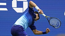 Srb Novak Djokovi vzteky tíská raketou o zem ve finále US Open.