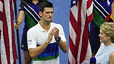 Dojatý Srb Novak Djokovi dkuje divákm po prohraném finále US Open.