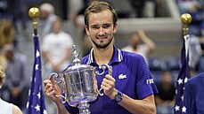 Rus Daniil Medvedv pózuje s trofejí pro ampiona US Open.