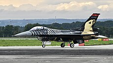 Letoun F-16 SoloTurk na Dnech NATO v Ostrav