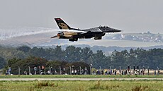 Letoun F-16 SoloTurk na Dnech NATO v Ostrav