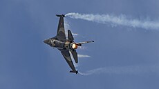 F-16 SoloTurk na Dnech NATO v Ostravě