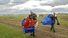 Utajený seskok izraelských a eských výsadká na Dny NATO v Ostrav