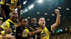 Moumi Ngamaleu (druhý zprava) slaví vyrovnávací branku Young Boys proti...