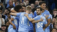 Fotbalisté Manchesteru City slaví gól v duelu s Lipskem.