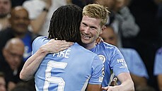 Kevin De Bruyne objímá stelce gólu Manhcesteru Ctiy Nathana Akého.